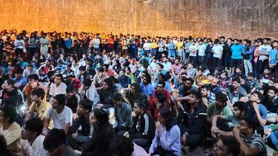 ఐఐటీ బాంబే క్యాంపస్‍లో బైఠాయించిన విద్యార్థులు (Photo: Twitter/AppscIITb)
