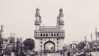 4. Hyderabad: ఒకప్పుడు ముత్యాలకు ప్రసిద్ధి గాంచిన నగరం. ప్రపంచంలోనే అత్యంత సంపన్నుడు అయిన నిజాం రాజు పాలించిన ప్రాంతం. చార్మినార్, గోల్కొండ ఫోర్ట్, హుస్సేన్ సాగర్, ఫలక్ నుమా పాలెస్ వంటి చారిత్రక పర్యాటక కేంద్రాలున్నాయి.&nbsp;