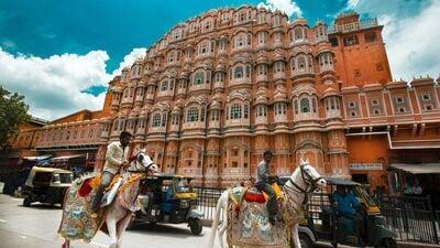 Jaipur: రాజస్తాన్ లోని జైపూర్ లో హోలీ ఉత్సవాలను ఏనుగుల పండుగగా జరుపుకుంటారు. ఏనుగులను బాగా అలంకరించి ఊరేగింపుగా తీసుకువెళ్తారు.&nbsp;