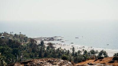 Palolem Beach, Goa: గోవాలో ని పాలొలెం బీచ్ కూడా చాలా ఫేమస్. ఇది కూడా దక్షిణ గోవాలో ఉంది. ఇక్కడి నుంచి సూర్యాస్తమయాన్ని చూడడానికి చాలామంది వస్తుంటారు.&nbsp;