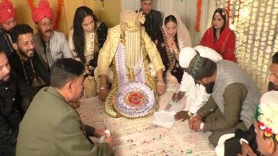 Muslim Couple Married at Temple: హిందూ దేవాలయంలో ముస్లిం జంట నిఖా.. ఎందుకంటే!