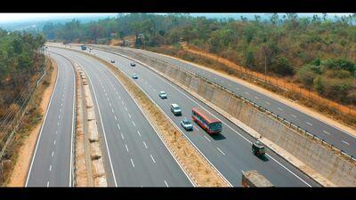 Bengaluru-Mysuru Expressway: ఈ బెంగళూరు మైసూరు ఎక్స్ ప్రెస్ వేలో 9 మేజర్ బ్రిడ్జిలు, 42 మైనర్ బ్రిడ్జీలు, 64 అండర్ పాస్ లు, 11 ఓవర్ పాస్ లు, 4 రైల్ ఓవర్ బ్రిడ్జీలు ఉన్నాయి.&nbsp;