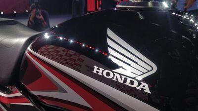 Honda Shine 100: ఈ బైక్ లో సైడ్ స్టాండ్ వేసి ఉంటే ఇంజిన్ ఆఫ్ అవుతుంది.&nbsp;