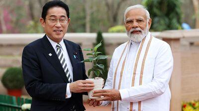 Japan's PM Kishida visit: ఢిల్లీలోని బుద్ధ జయంతి పార్క్ లో జపాన్ ప్రధాని కుషిదాకు మొక్కను బహూకరిస్తున్న భారత ప్రధాని మోదీ, &nbsp;