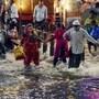 హైదరాబాద్‌లో వర్షపు నీటిలో రోడ్డు దాటుతున్న ప్రజలు