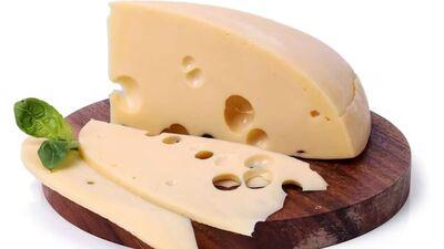 Cheese: చీజ్ లో సోడియం, సాచ్యురేటెడ్ ఫ్యాట్స్ ఉంటాయి. అవి శరీరంలో ఎక్కువగా చేరితే కార్డియో వాస్క్యులార్ సమస్యలు వస్తాయి. అంతేకాదు, వాటివల్ల వయస్సు ఎక్కువగా కనిపిస్తుంది.&nbsp;