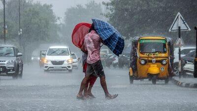 Mumbai Weather Updates : &nbsp;అనూహ్య వర్షాలతో ముంబై నగర వాసులు తీవ్ర ఇబ్బందులు పడ్డారు.