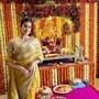 <p>Bollywood Ganesh Chaturthi 2023: బాలీవుడ్ నటి జాన్వీ కపూర్ ఈసారి ప్రముఖ ఫ్యాషన్ డిజైనర్ మనీష్ మల్హోత్రా ఇంట్లో గణేష్ చతుర్థి వేడుకలకు హాజరైంది. సాంప్రదాయ బంగారు రంగు పట్టు చీరలో జాన్వీ వినాయకుడి ఆశీర్వాదం తీసుకుంది.</p>
