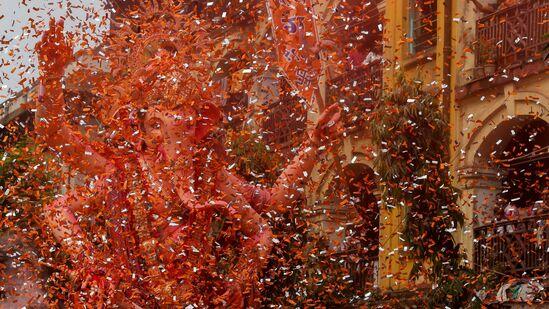 <p>ముంబైలో గణేషుడిని నిమజ్జనం కోసం అరేబియా సముద్ర తీరానికి ఘనంగా తీసుకువెళ్తున్న భక్తులు</p>