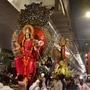 ముంబైలో భక్తులు దుర్గా మాత విగ్రహాన్ని మంటపానికి తీసుకువెళుతున్న దృశ్యం