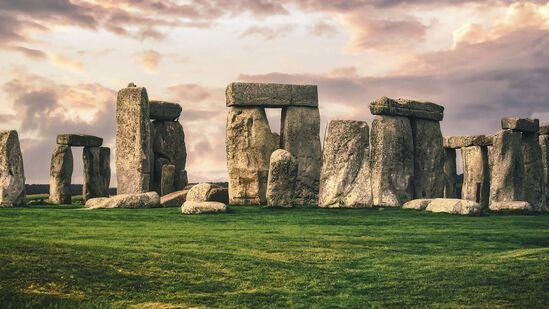 <p>Stonehenge: ఇది ఇంగ్లండ్ లోని విల్ట్ షైర్ లో ఉన్న అత్యంత ప్రముఖ పర్యాటక ప్రదేశం. ఈ స్టోన్ హెంజ్ ను చరిత్ర పూర్వ రోజుల్లో దైవారాధన, పూజల కోసం ఉపయోగించేవారని భావిస్తారు.&nbsp;</p>