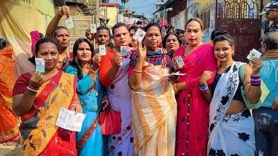Tripura Elections 2023: పశ్చిమ త్రిపురలోని ప్రతాప్ గఢ్ లో ఓటేయడానికి వచ్చి, తమ ఓటరు ఐడీ కార్డులను చూపుతున్న ట్రాన్స్ జెండర్లు.