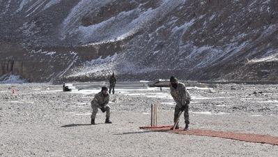 Indian Army jawans play cricket: గాల్వన్ లోయ ప్రాంతంలో మన పాటియాలా బ్రిగేడ్ కు చెందిన త్రిశూల్ డివిజన్ సైనికులు క్రికెట్ ఆడుతున్న దృశ్యం