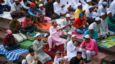 Ramadan celebrations: రంజాన్ సందర్భంగా ముస్లింలు జకత్ (Zakat) పేరుతో పేదలకు దానధర్మాలు చేస్తారు. జకత్ ను ముస్లింలు కచ్చితంగా ఆచరించాల్సిన విషయంగా ఖురాన్ స్పష్టం చేస్తుంది.