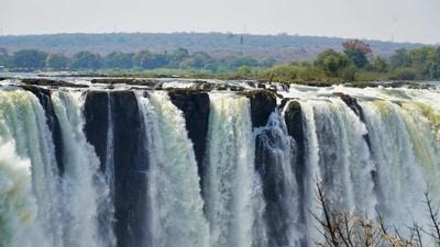 Victoria Falls, Zambia and Zimbabwe: జాంబియా, జింబాబ్వేల మధ్య ఈ విక్టోరియా జలపాతం ఉంది. ఇది ప్రపంంలోని అతిపెద్ద జలపాతాల్లో ఒకటి. ఇది జాంబేజీ నదిపై ఉంటుంది.