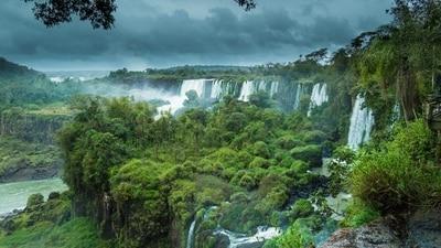 Iguazu Falls, Argentina and Brazil:అర్జెంటీనా, బ్రెజిల్ సరిహద్దుల్లో ఈ ఇగ్వాజు జలపాతం ఉంది. ఇది యునెస్కో గుర్తింపు పొందిన పర్యాటక కేంద్రం. ప్రపంచంలోని అత్యంత అందమైన జలపాతంగా ఇది పేరుగాంచింది.
