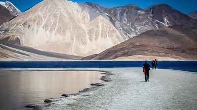 Ladakh: జమ్మూకశ్మీర్ లోని లద్దాఖ్ ప్రాంతం. ఇక్కడి హిమాలయ పర్వత పాద ప్రాంతాలు. చల్లని, స్వచ్ఛమైన సెలయేర్లు వేసవి తాపాన్ని తీరుస్తాయి. ఈ ప్రదేశానికి మే నుంచి సెప్టెంబర్ మధ్య వెళ్లడం మంచిదని సూచిస్తున్నారు.