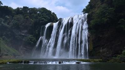 Huangguoshu Waterfall, China: చైనాలోని హువాంగ్ గౌషు జలపాతం. ఇది గ్యుజౌ ప్రావిన్స్ లో ఉంది. దీన్ని "Yellow Fruit Tree Waterfall" అని స్థానికులు పిలుస్తారు.